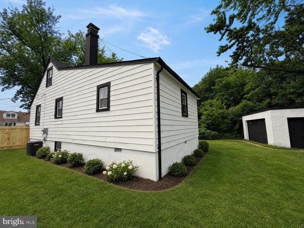 Photo of 7430 SCHOOL LANE