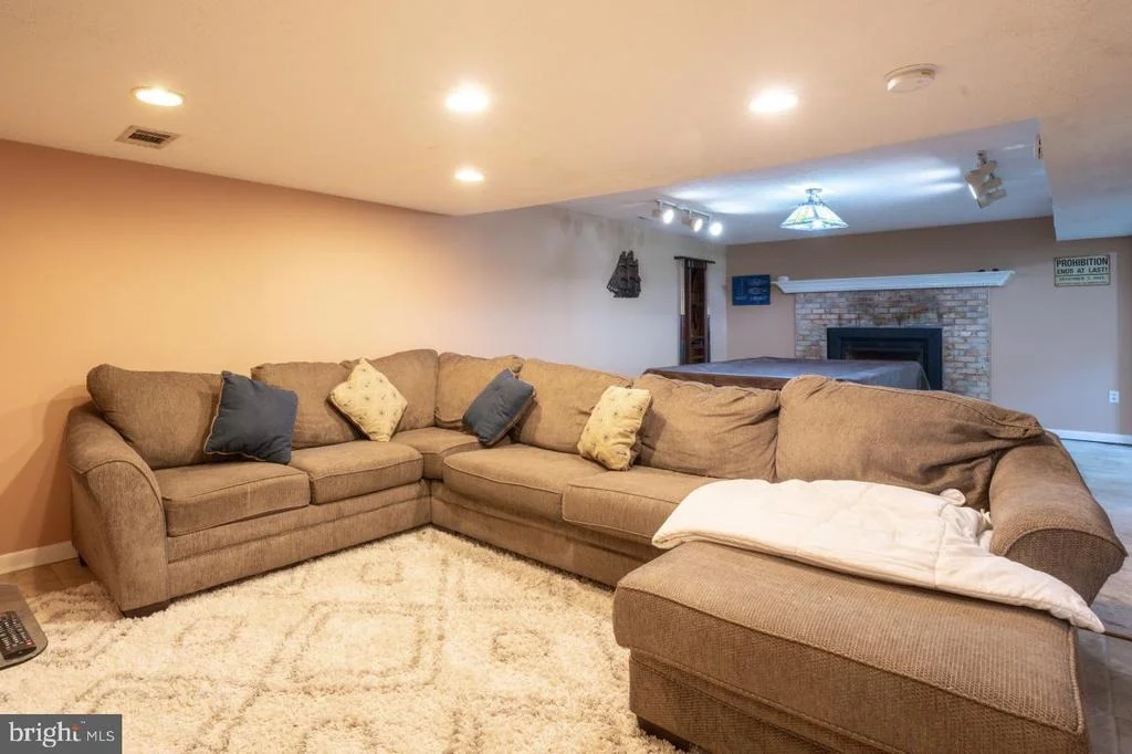 Photo of 2125 OAK ROAD