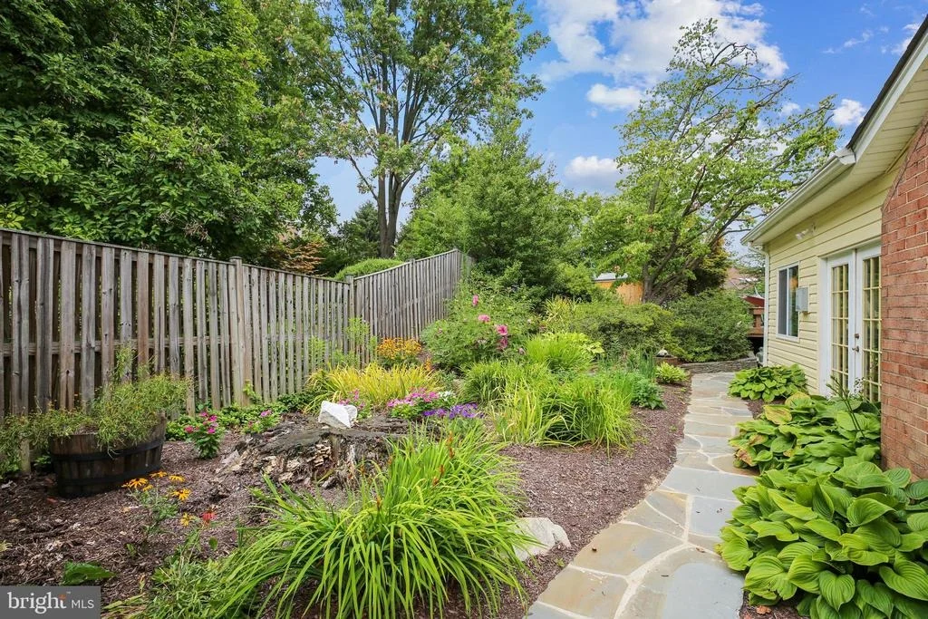 Photo of 15225 CENTERGATE DRIVE