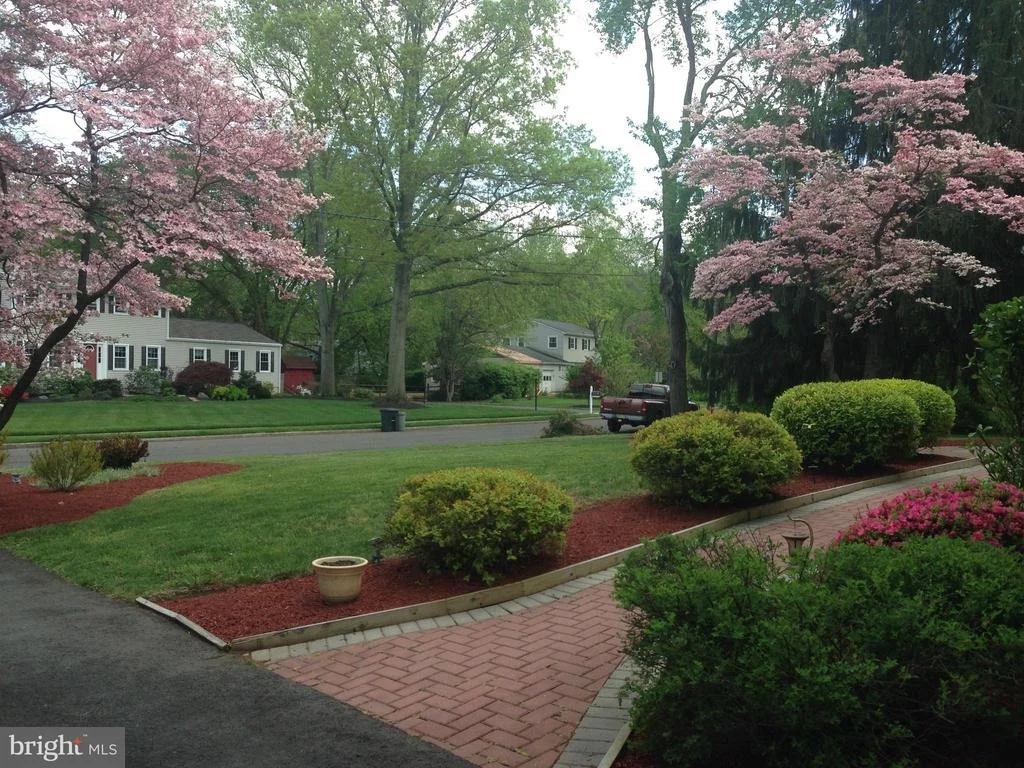 Photo of 6 JEFFREY LANE