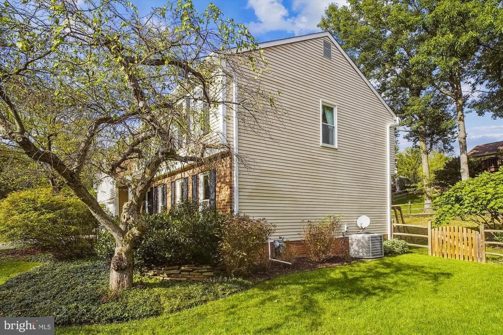 Photo of 2427 HENSLOWE DRIVE
