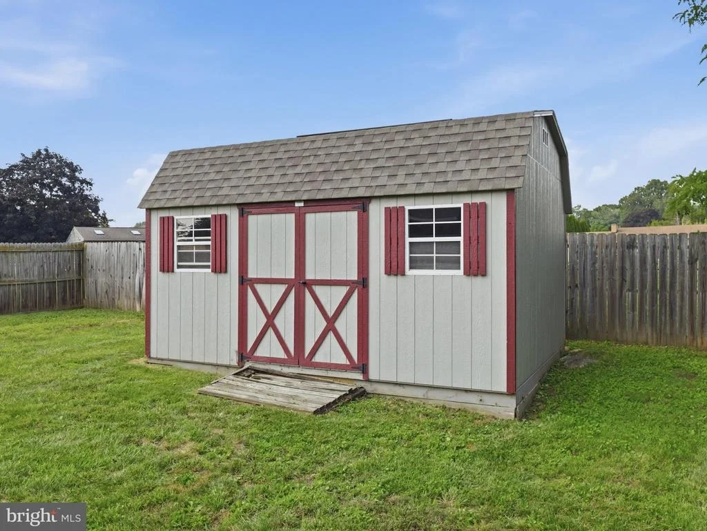 Photo of 17608 FOREST GLEN CIRCLE