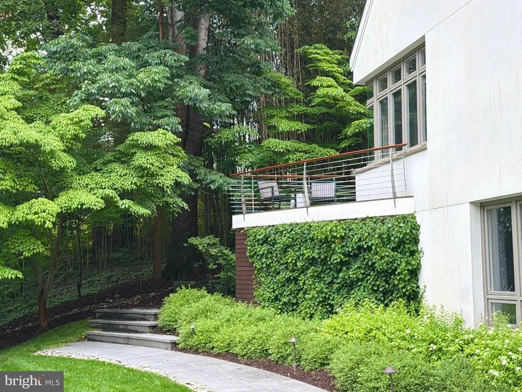 Photo of 1100 CREST LANE