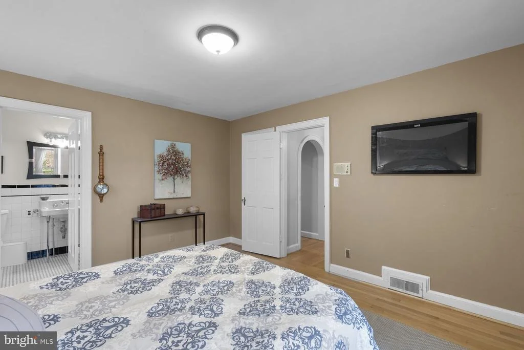 Photo of 16510 BATCHELLORS FOREST ROAD