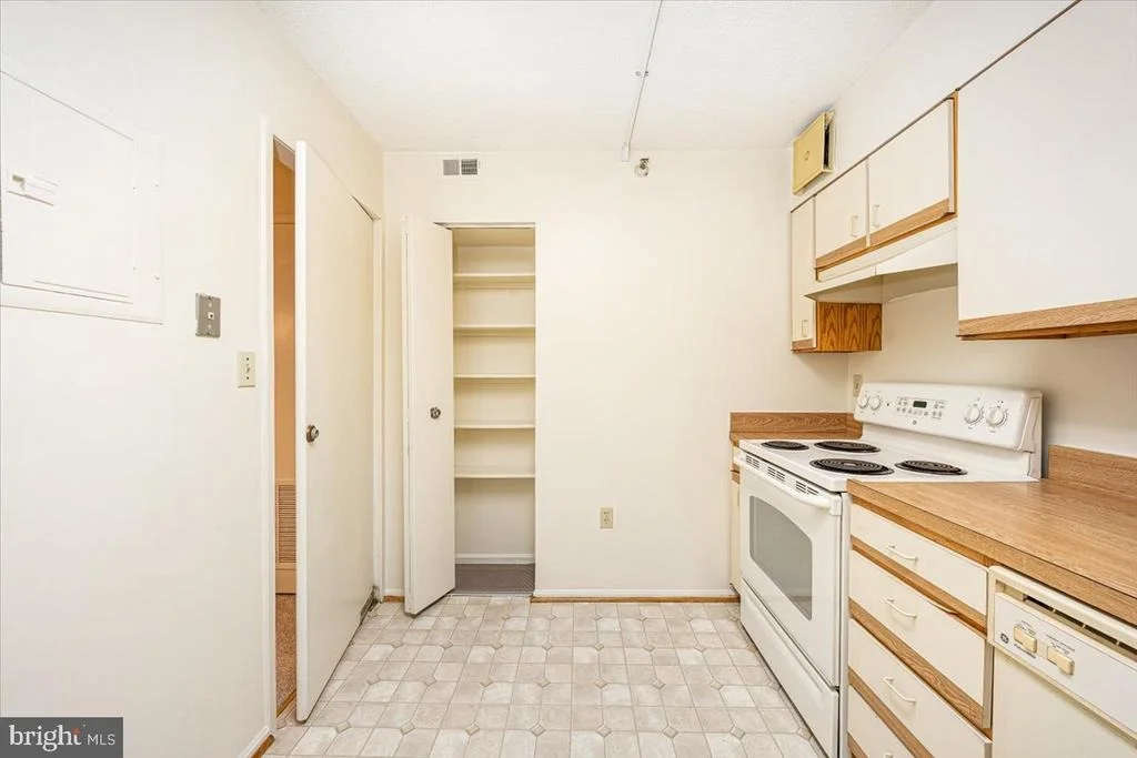 Photo of Unit 1807 at 15101 INTERLACHEN DRIVE