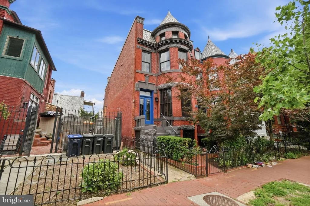 Photo of 210 8TH STREET SE
