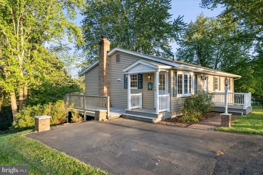 Photo of 8199 MIDDLE COURT