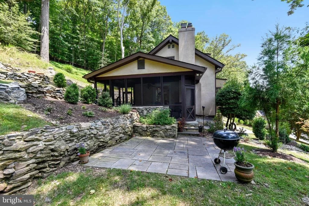 Photo of 9919 MACARTHUR BOULEVARD