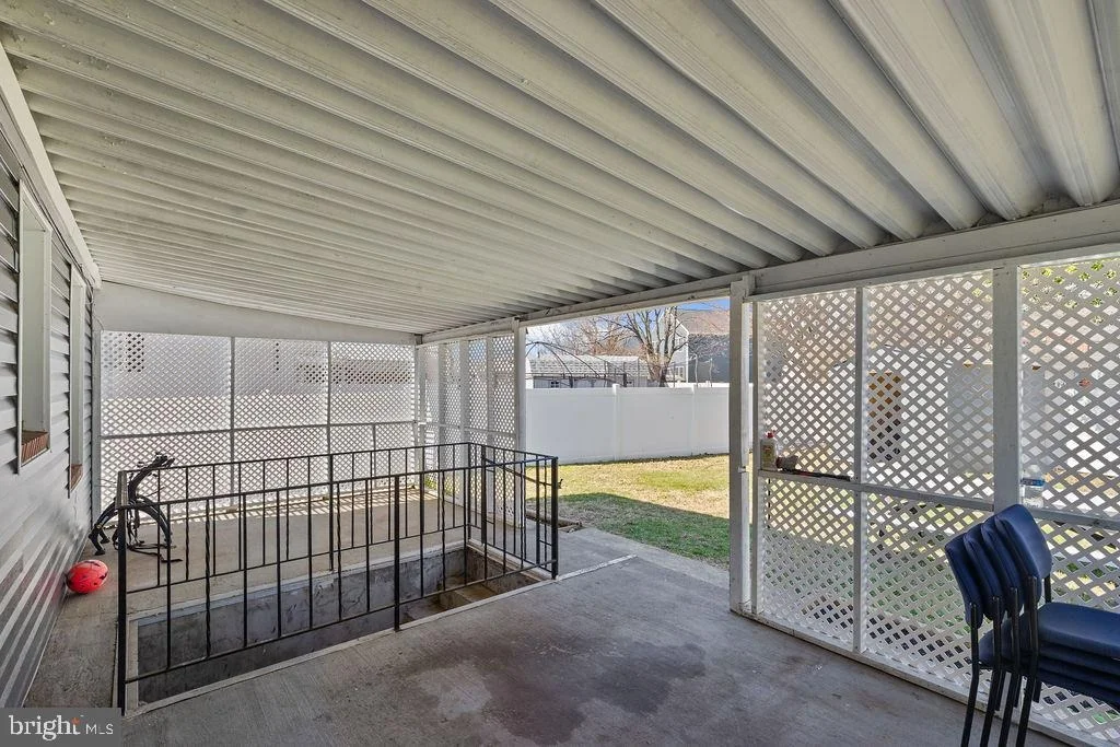 Photo of 8489 ARBUTUS ROAD