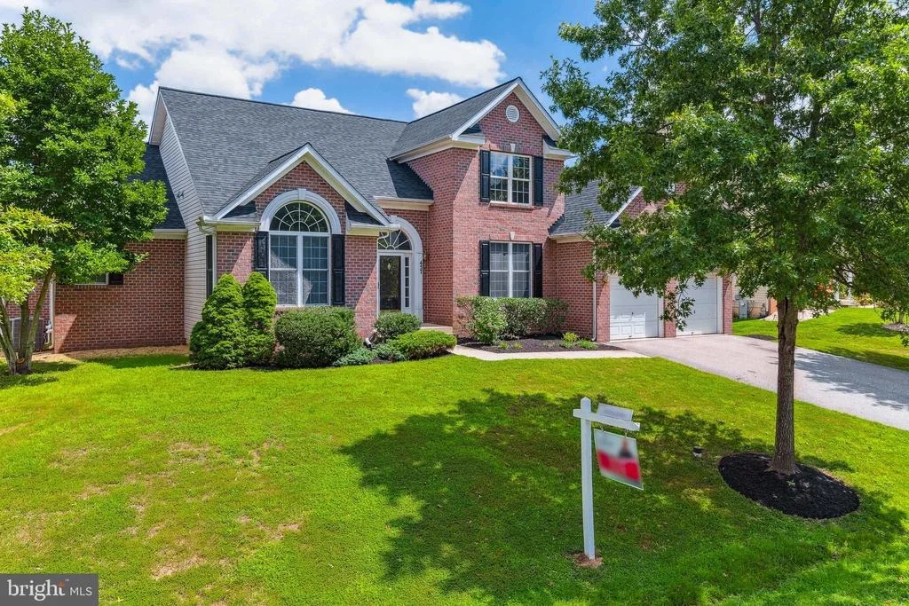 Photo of 457 UNIVERSITY DRIVE