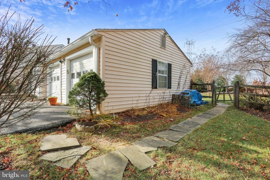 Photo of 9109 ROUNDLEAF WAY