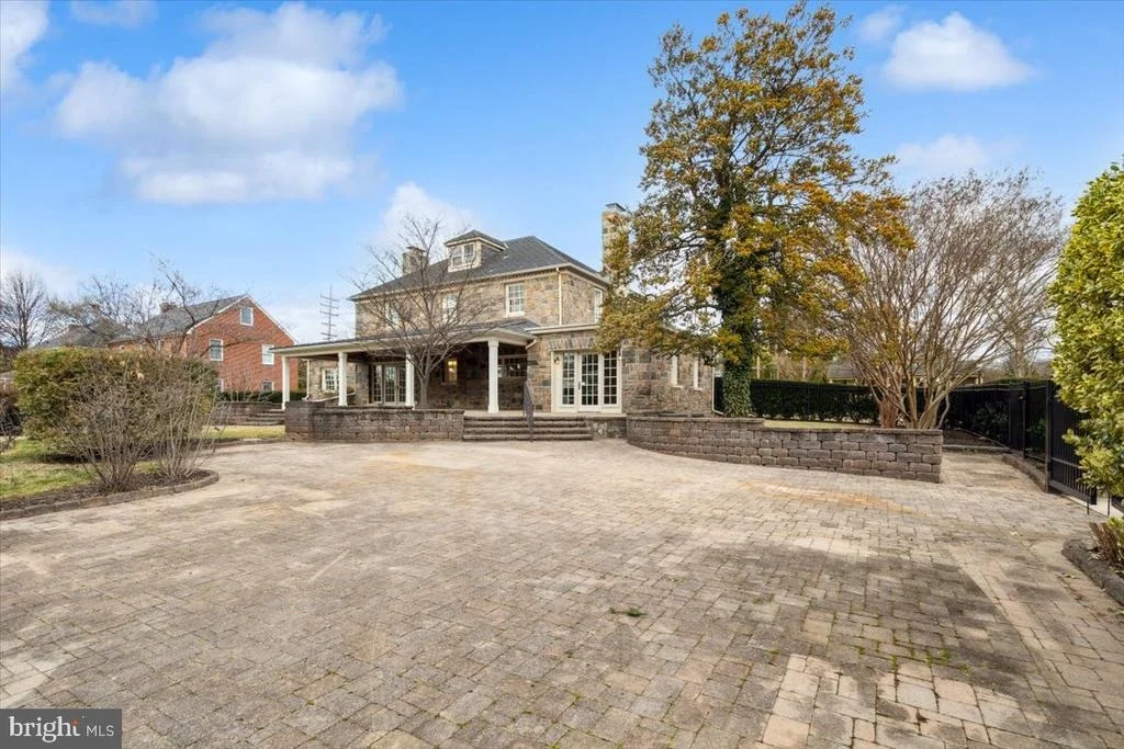 Photo of 900 ROSEMONT AVENUE