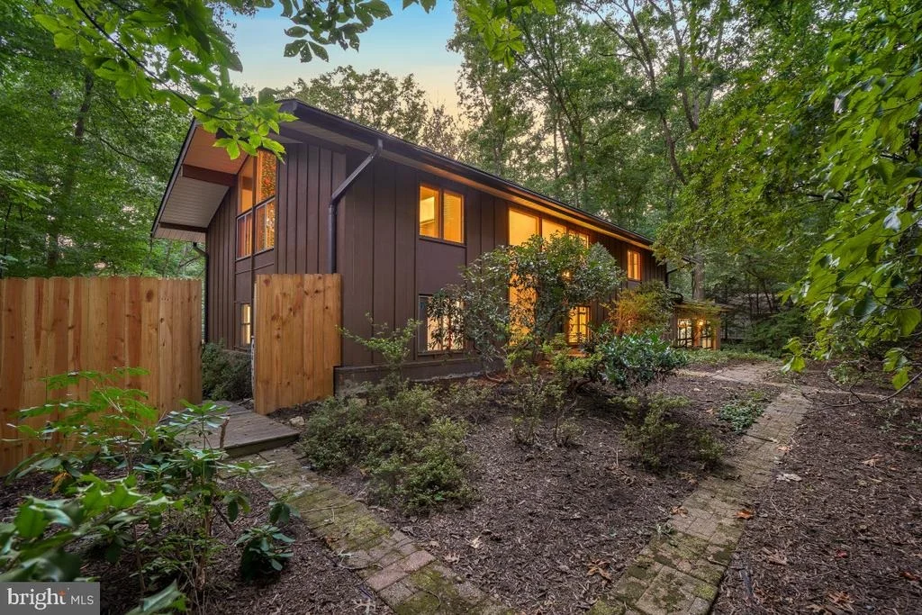 Photo of 8545 PINEWAY COURT