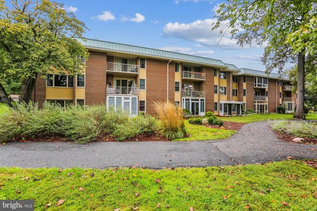 Photo of Unit 102D at 3640 GLENEAGLES DRIVE