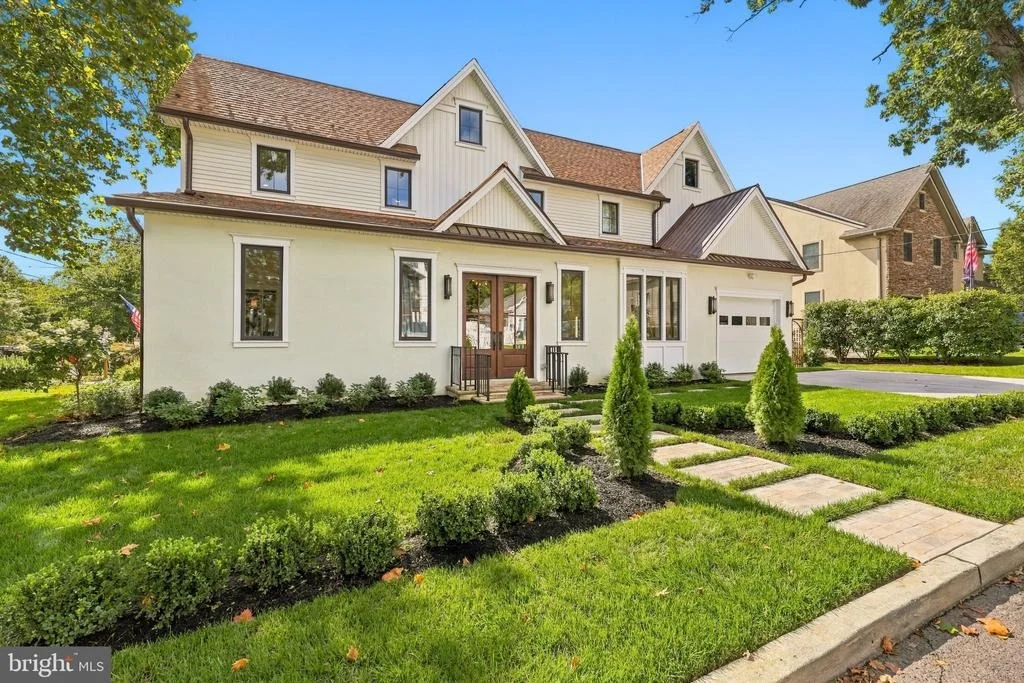 Photo of 230 E SUMMIT AVENUE