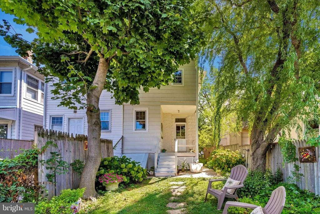 Photo of 323 W 7TH STREET