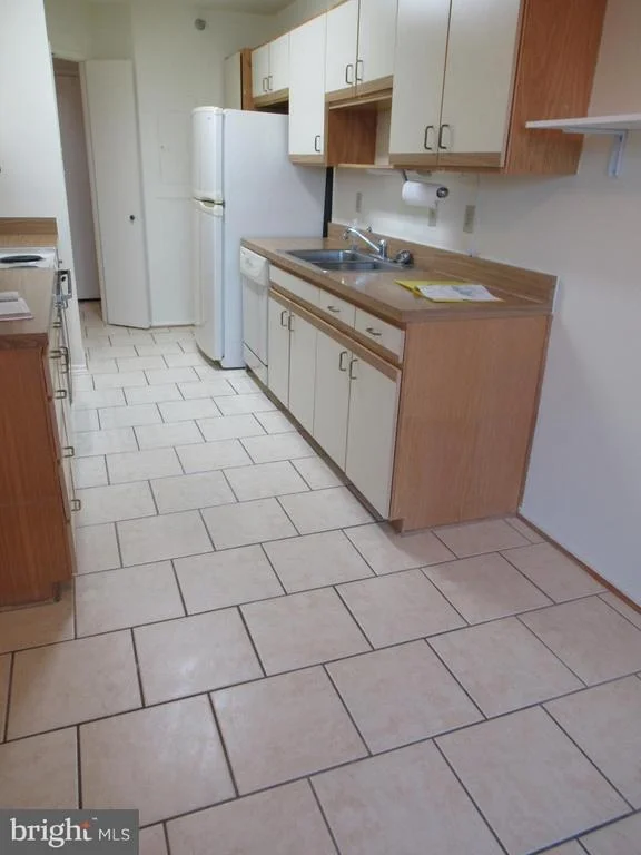 Photo of Unit 3821 at 15115 INTERLACHEN DRIVE