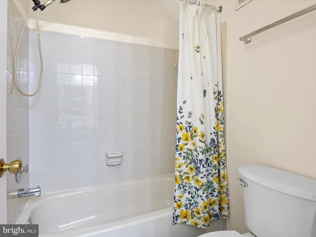 Photo of 15058 HOLLEYSIDE DRIVE