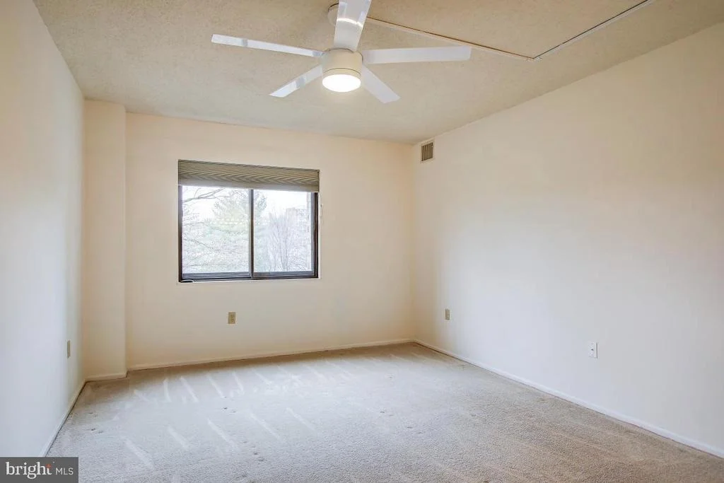 Photo of Unit 1422 at 15101 INTERLACHEN DRIVE