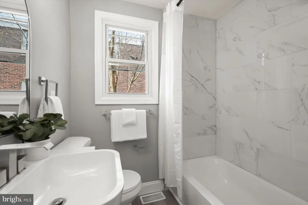 Photo of 750 CHARING CROSS ROAD