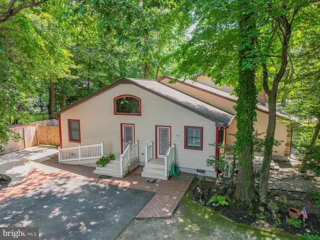 Photo of 39 N PRIMROSE LANE