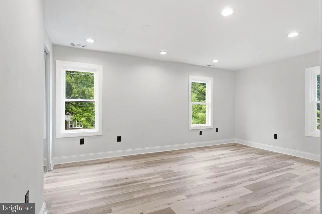 Photo of 5807 DADE STREET