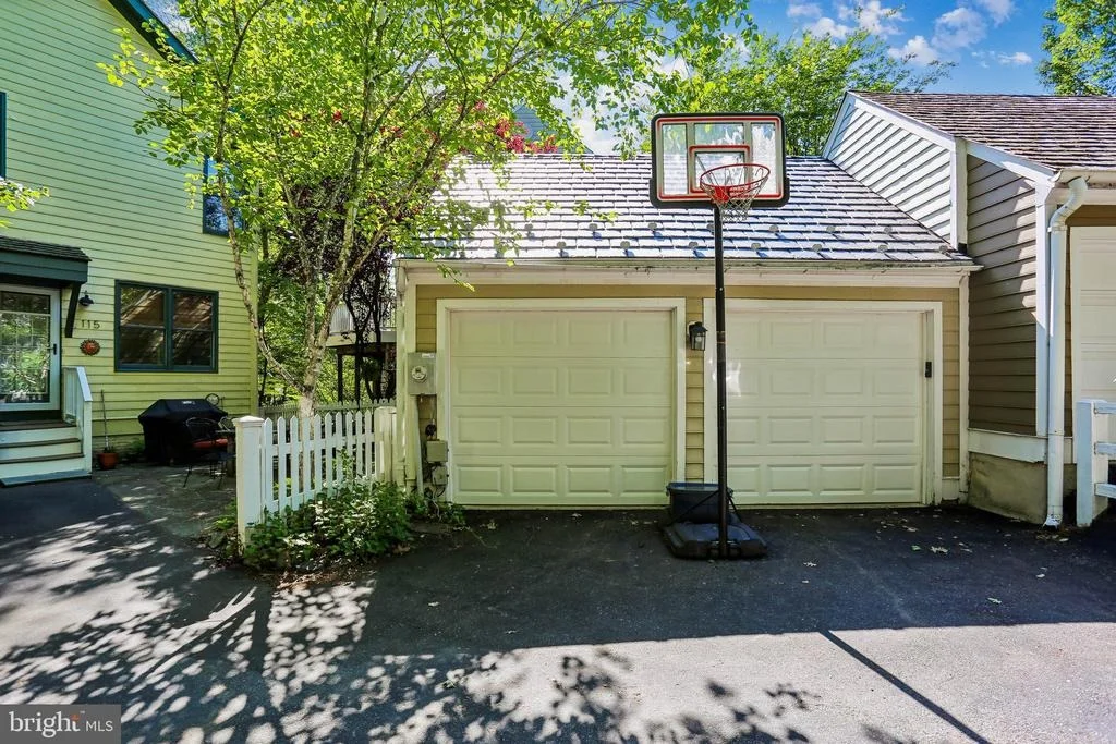 Photo of 465 TSCHIFFELY SQUARE ROAD