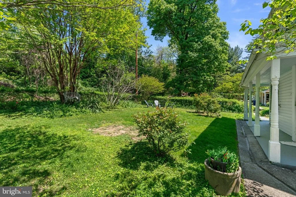 Photo of 702 DEEPDENE ROAD