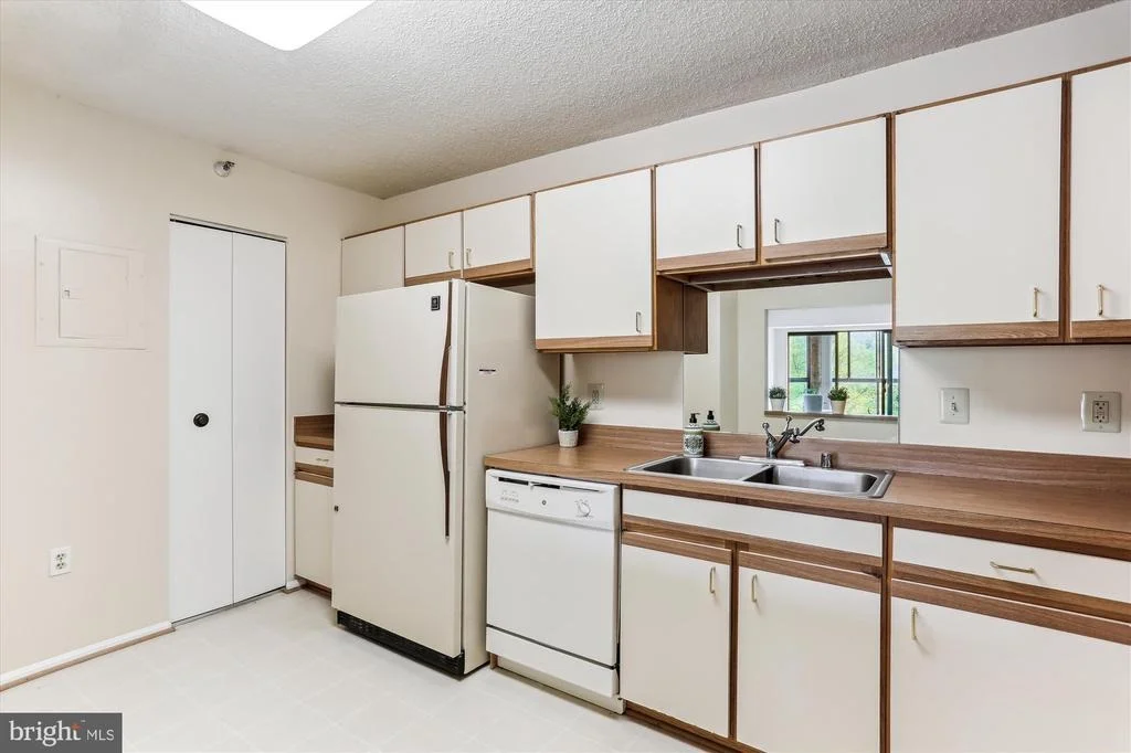 Photo of Unit 1424 at 15101 INTERLACHEN DRIVE