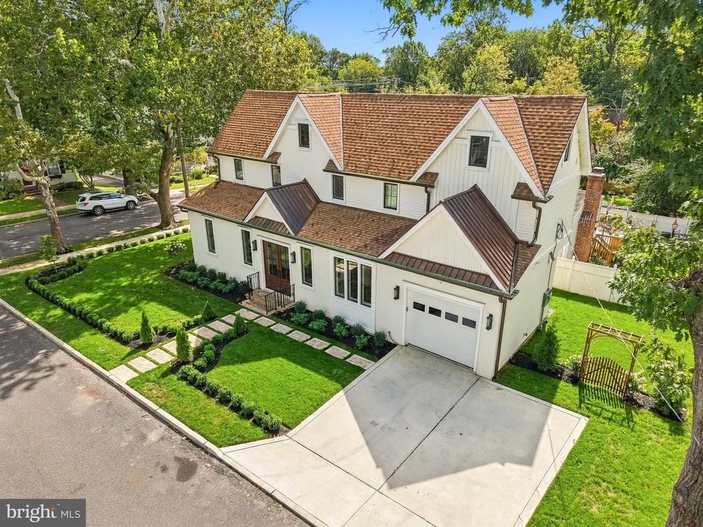 Photo of 230 E SUMMIT AVENUE
