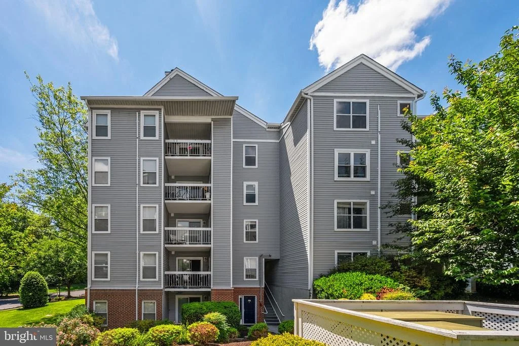 Photo of Unit 2E1 at 3179 SUMMIT SQUARE DRIVE