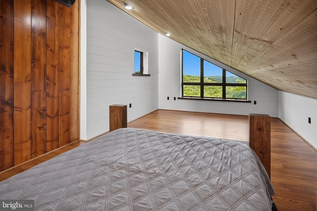 Photo of 415 NAZELROD ROAD