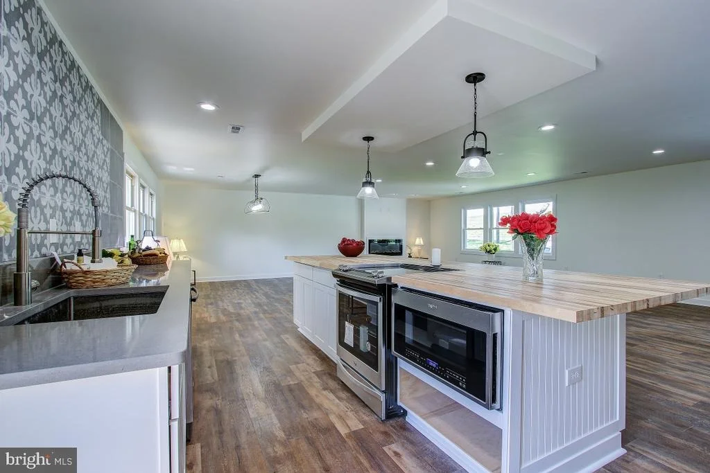 Photo of 8022 BOLIVAR ROAD