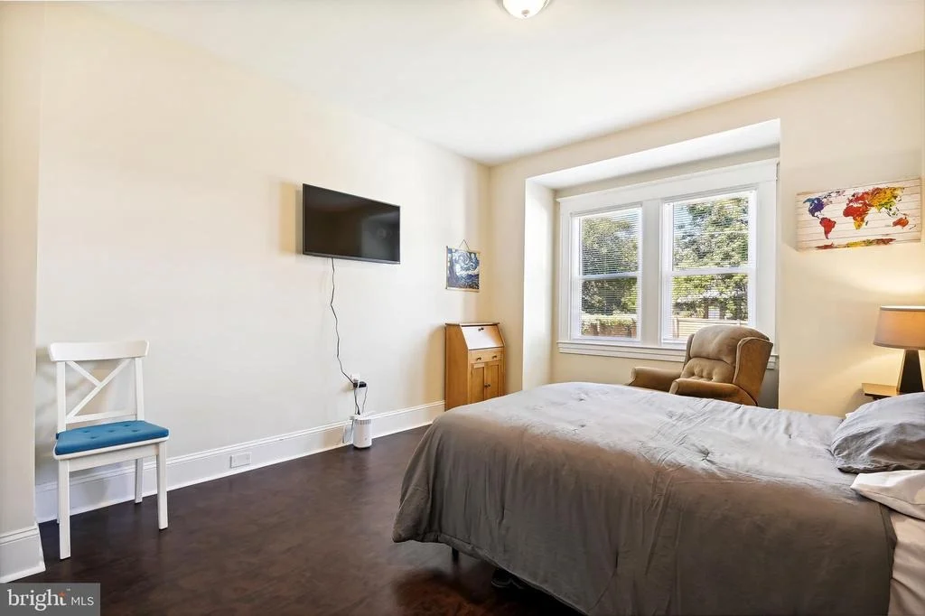Photo of 607 ALDERSHOT ROAD