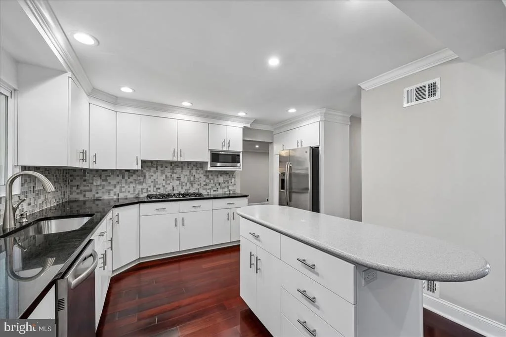 Photo of 6 CRESTVIEW COURT