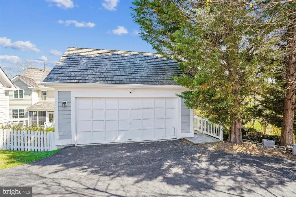Photo of 302 TSCHIFFELY SQUARE ROAD