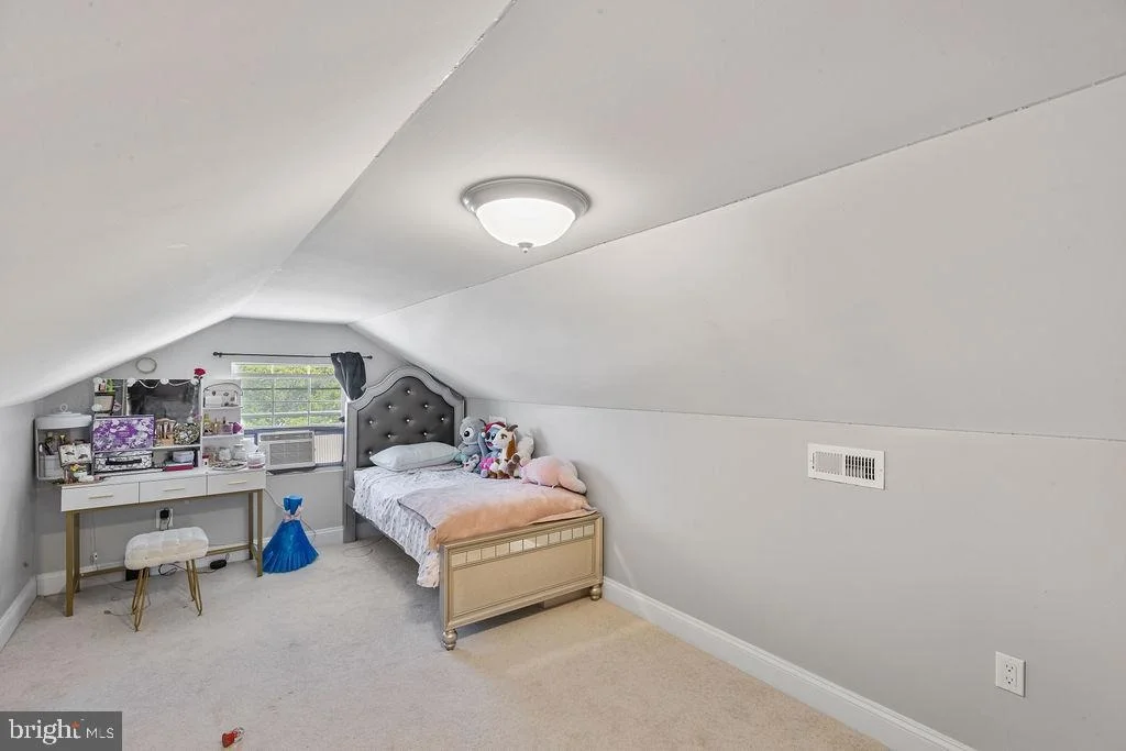 Photo of 8489 ARBUTUS ROAD