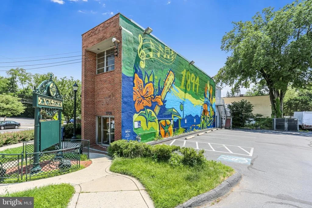 Photo of 10105 MEREDITH AVENUE