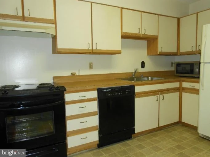 Photo of Unit 807 at 15107 INTERLACHEN DRIVE
