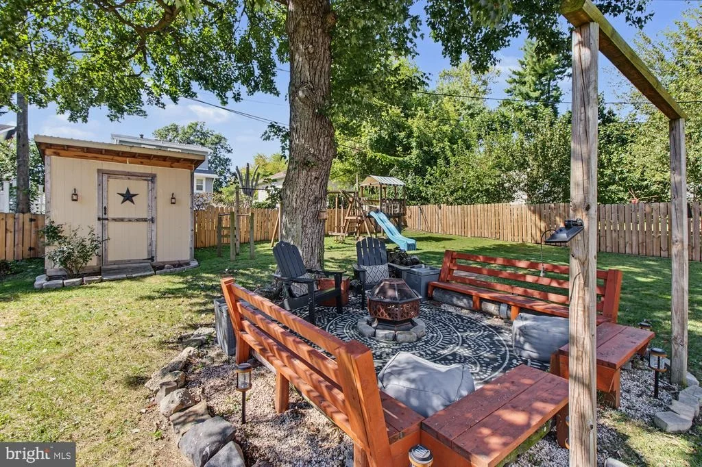 Photo of 2811 PINEWOOD AVENUE