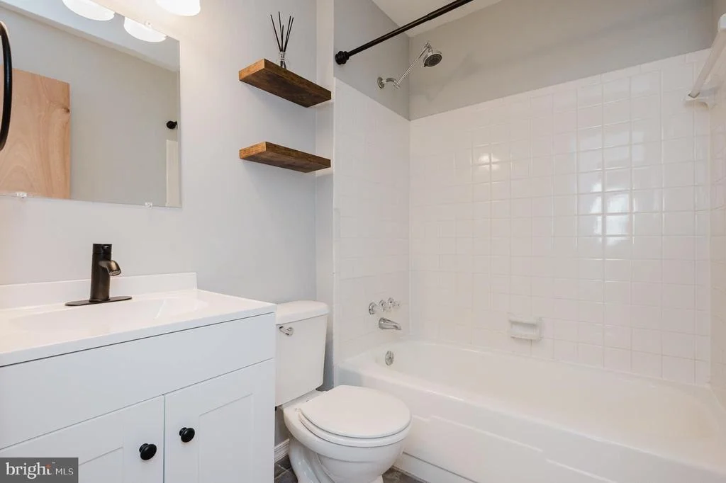 Photo of 406 LABURNUM ROAD