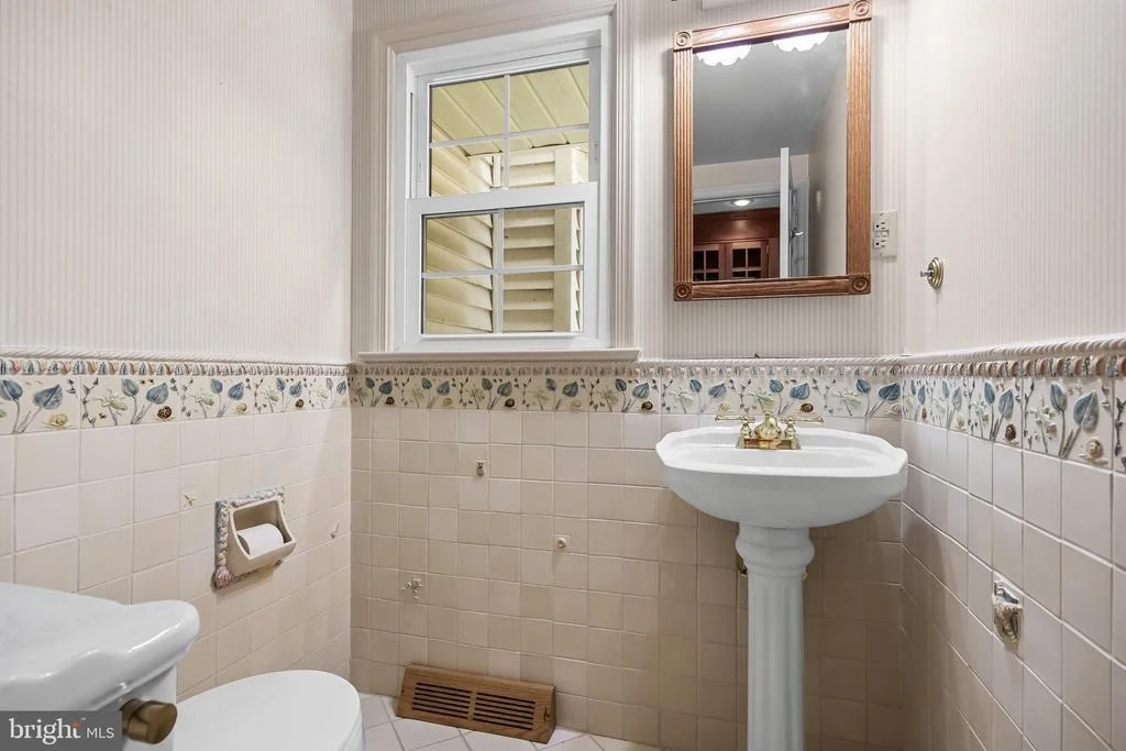 Photo of 1226 KAY DRIVE W