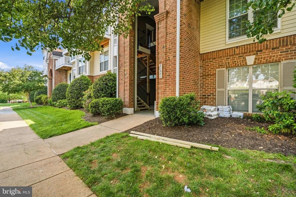 Photo of Unit 301 at 21843 BALDWIN SQUARE