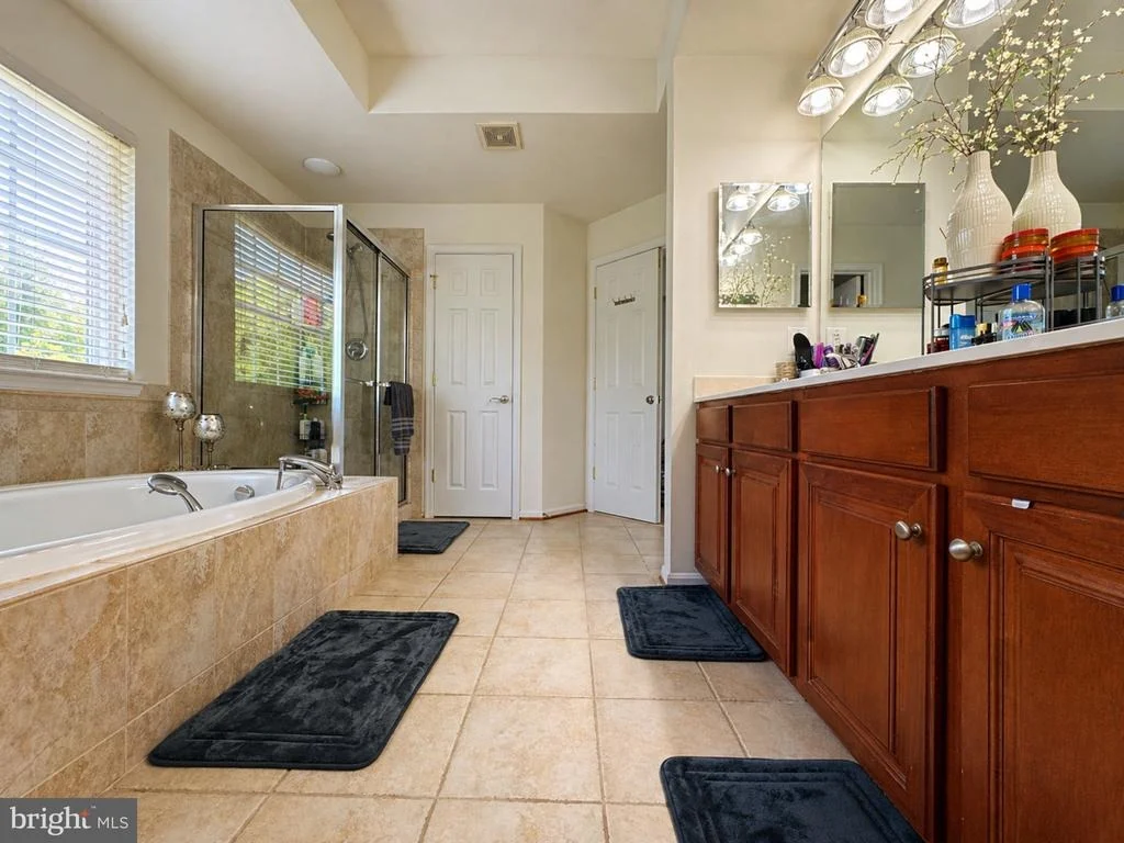 Photo of 19237 POTOMAC CREST DRIVE