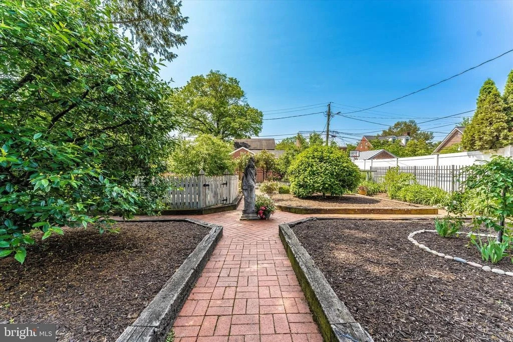 Photo of 402 W 2ND STREET