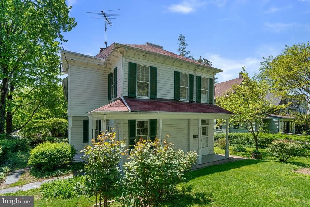 Photo of 702 DEEPDENE ROAD