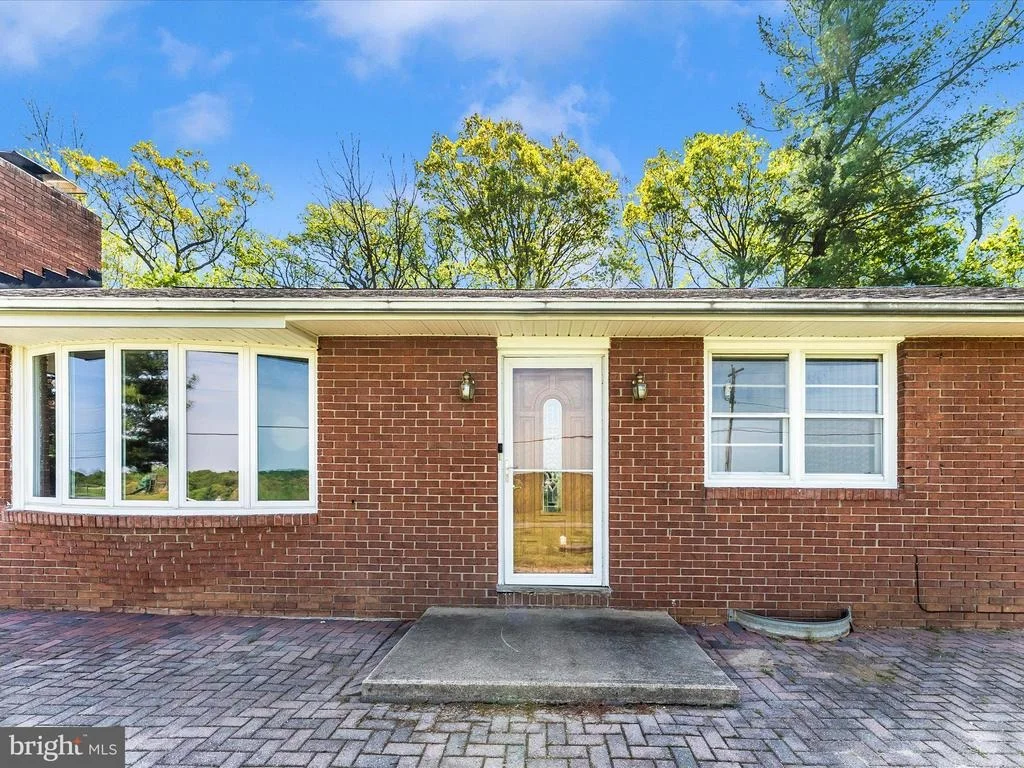 Photo of 2833 RODERICK ROAD