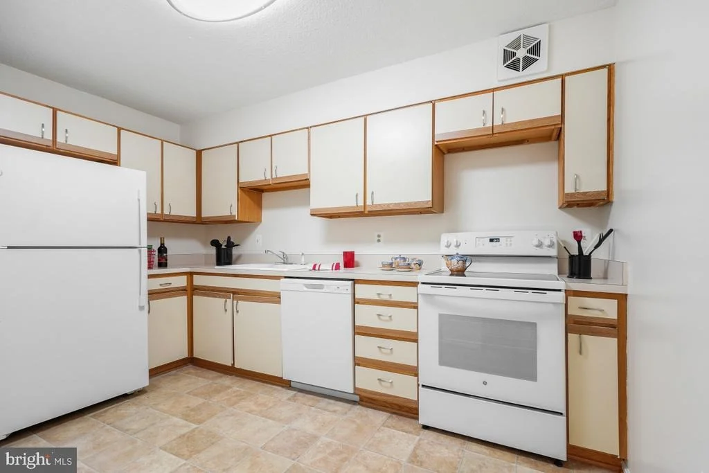 Photo of Unit 2321 at 15107 INTERLACHEN DRIVE