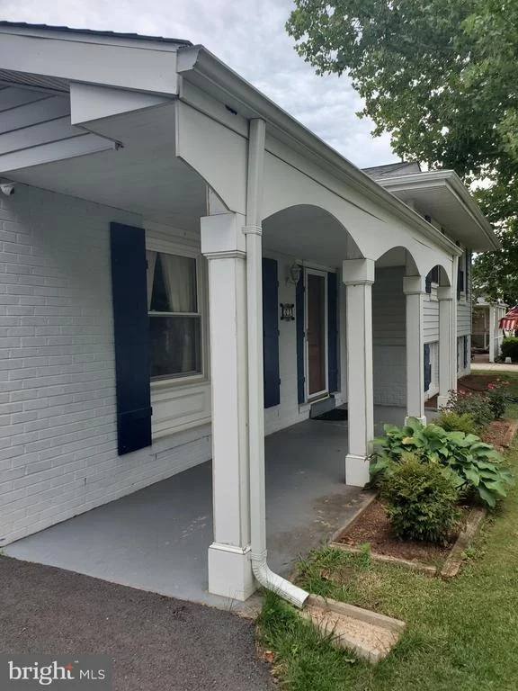 Photo of 302 W JUNIPER AVENUE