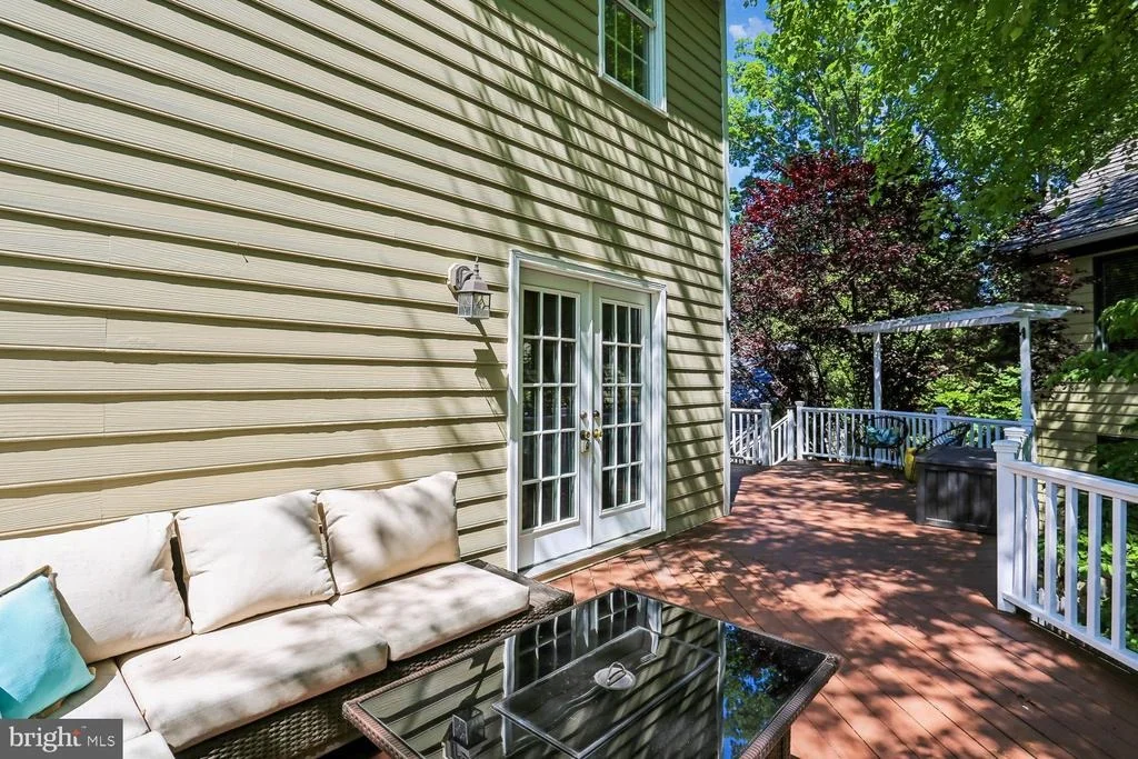 Photo of 465 TSCHIFFELY SQUARE ROAD